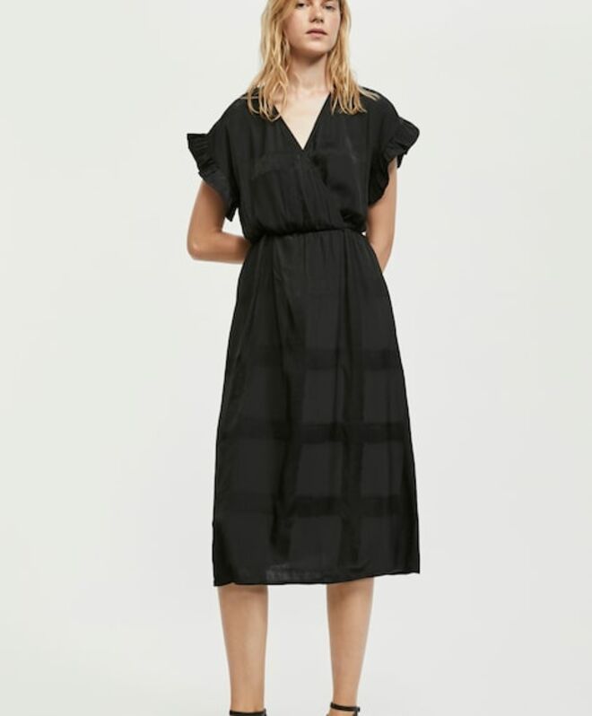 Vestido acetinado liso, €29,99, Oysho