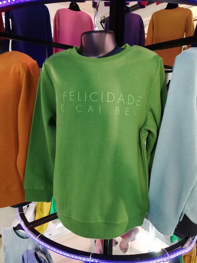 As sweatshirts coloridas são a peça-chave da coleção e marcam o 40.º aniversário com a frase mote da marca, A felicidade me cai bem, nos mais variados tons e em diferentes línguas