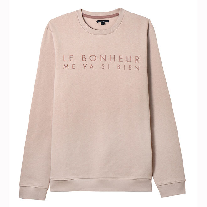 As sweatshirts coloridas são a peça-chave da coleção e marcam o 40.º aniversário com a frase mote da marca, A felicidade me cai bem, nos mais variados tons e em diferentes línguas