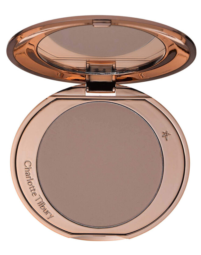 Pó compacto Airbrush Flawless Finish no tom Dark, €42, Charlotte Tilbury, em www.charlottetilbury.com