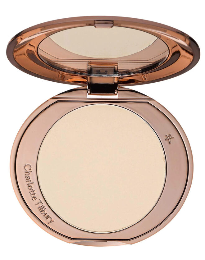 Pó compacto Airbrush Flawless Finish no tom Fair, €42, Charlotte Tilbury, em www.charlottetilbury.com