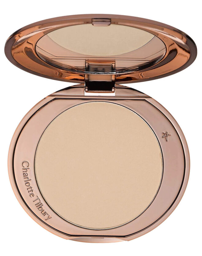 Pó compacto Airbrush Flawless Finish no tom Medium, €42, Charlotte Tilbury, em www.charlottetilbury.com