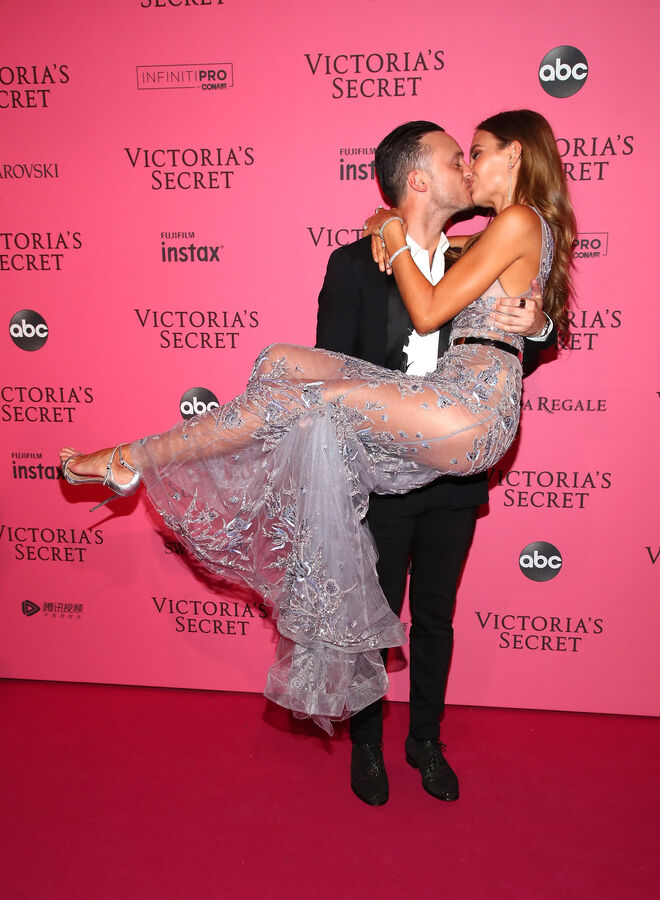 Alex DeLeon e Josephine Skriver