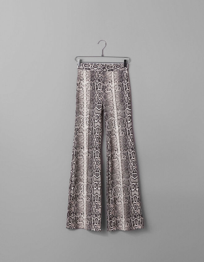 Calças à boca de sino, €19,99, Bershka