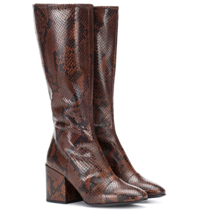 Botas, €725, Dries Van Noten, em www.mytheresa.com