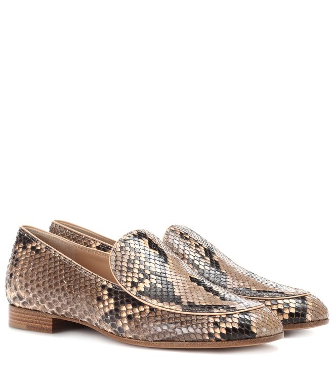 Loafers, €895, Gianvito Rossi, exclusivo em www.mytheresa.com