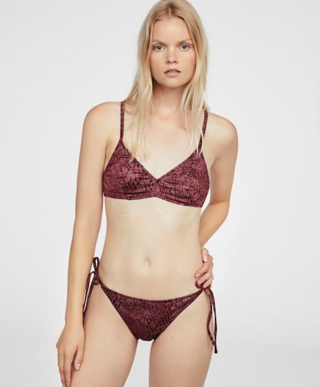 Biquíni, cueca €12,99 e soutien €17,99, Oysho