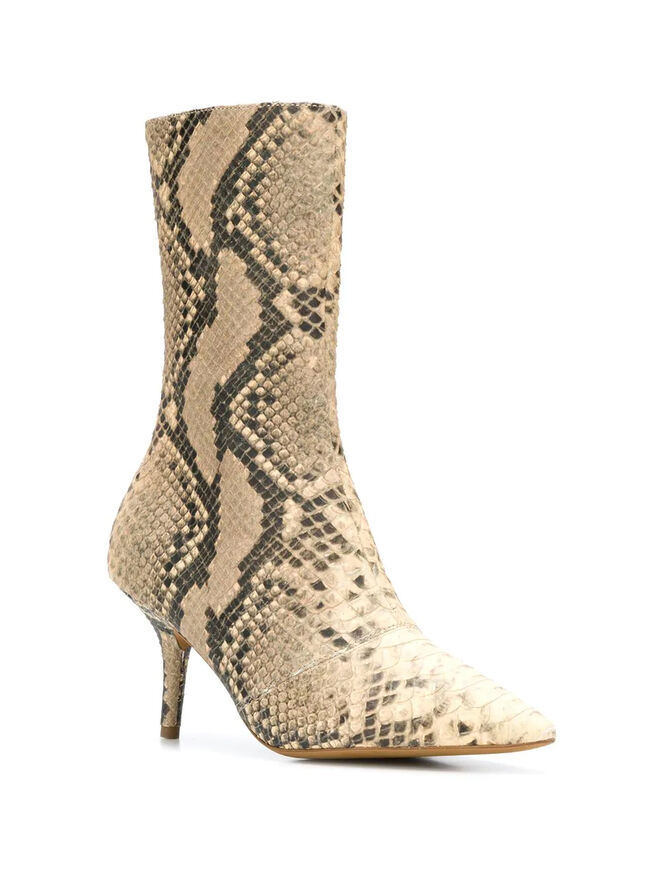 Botas, €605, Yeezy, em www.farfetch.com