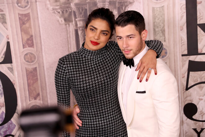 Priyanka Chopra e Nick Jonas: 10 anos de diferença. Conheceram-se em meados de 2017 e em maio foram juntos à gala do Met. Estão noivos desde julho deste ano.