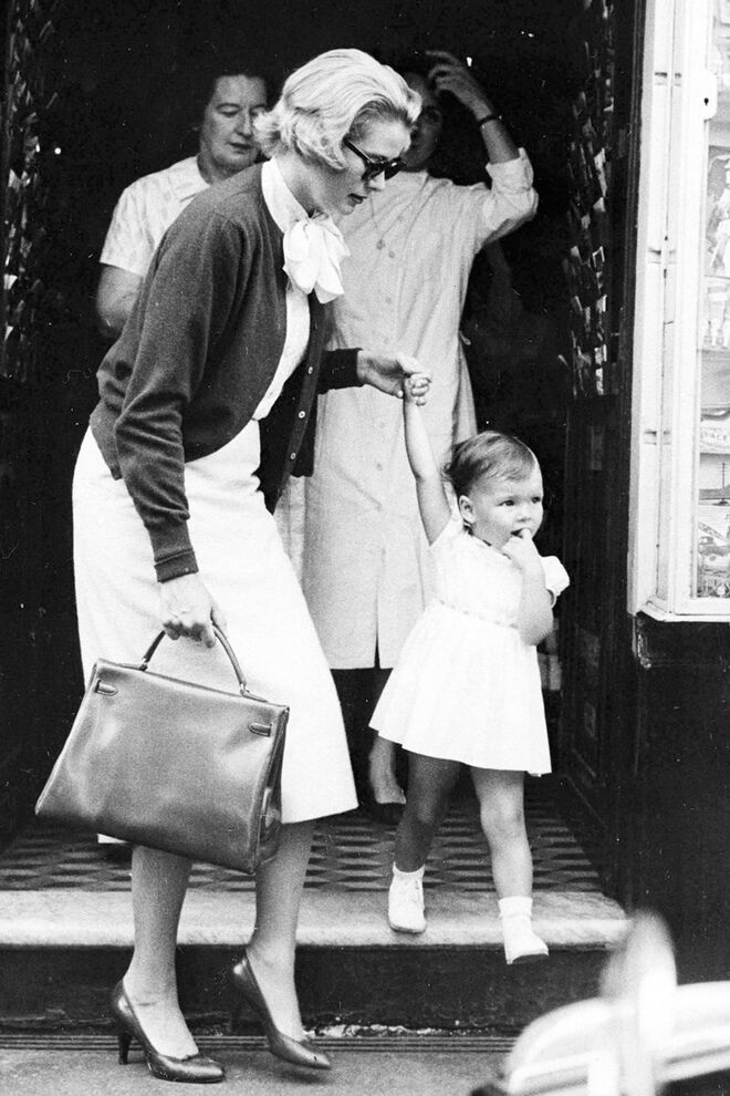 A marca de luxo francesa Hermès baptizou uma das suas icónicas carteiras com o nome Kelly Bag, em sua homenagem