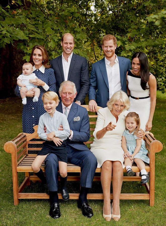 Kate Middleton, a duquesa de Cambridge, príncipe Louis, príncipe William, príncipe Harry, Meghan Markle, a duquesa de Sussex, príncipe George, príncipe Carlos, Camilla Parker Bowles, a duquesa da Cornualha, e princesa Charlotte