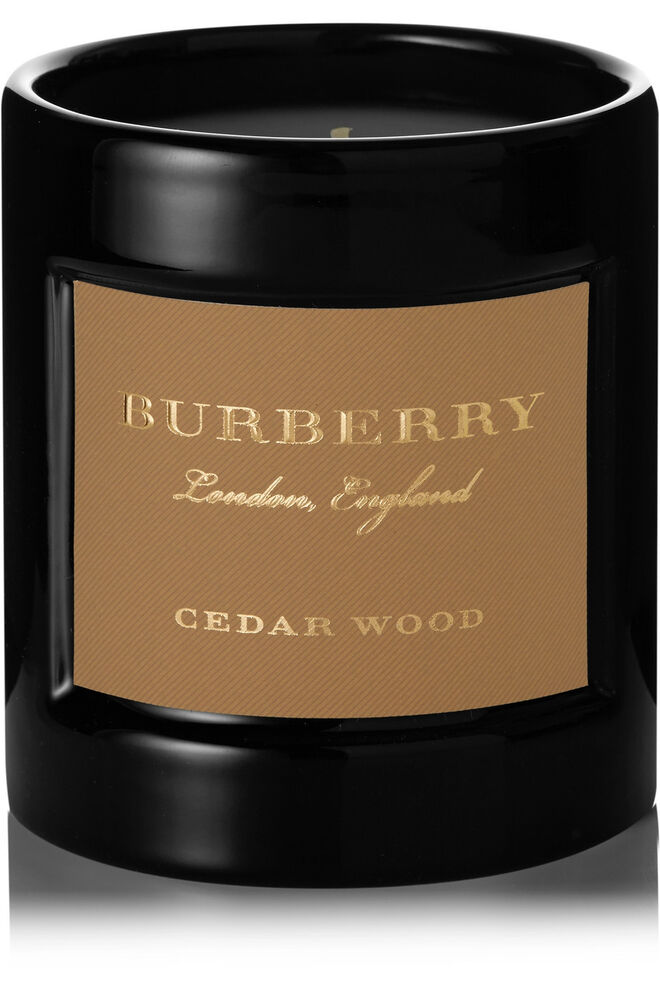 Vela perfumada Cedarwood, 240 g, €100, Burberry, em www.net-a-porter.com