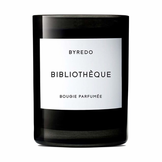 Vela Perfumada Bibliothèque, 240 g, €55, Byredo, na Skinlife