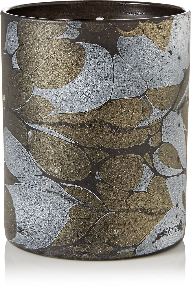 Vela perfumada + Calico Outrenoir, 185 g, €60, Joya, em www.net-a-porter.com