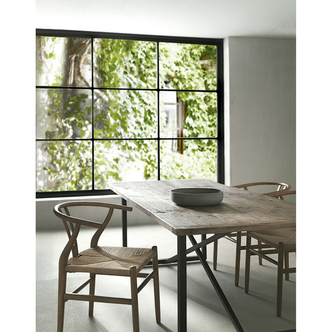 Fusão de estilos - Cadeiras Shangai, €149, e mesa de jantar Toscana, €795, El Corte Inglés 