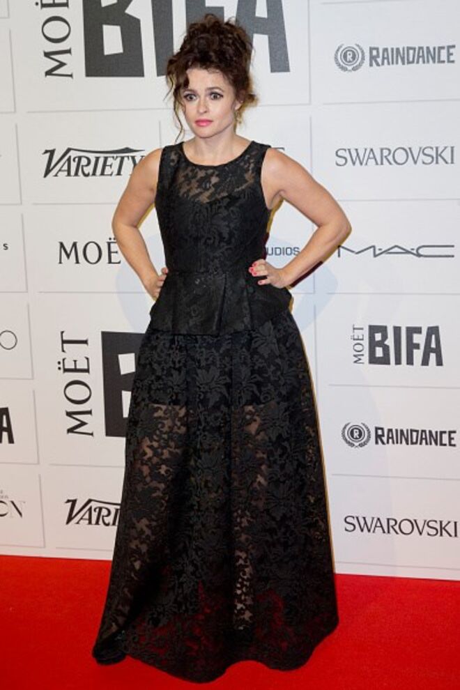 Helena Bonham Carter, 52 anos | A atriz britânica foi casada durante 13 anos com o realizador Tim Burton, com quem tentou durante muitos anos engravidar. Após várias tentativas, concordaram em realizar terapia hormonal, mas o corpo de Helena reagiu de forma negativa. A atriz tentou ainda acupunctura, mas nada parecia funcionar. Prestes a fazer FIV, Helena Bonham Carter engravidou de forma natural. Teve o primeiro filho, Billy Ray, em 2003, e o segundo, Nell, em 2007.