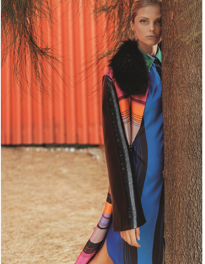 Beleza oculta | Alina Boyko: casaco em poliéster, vinil e pelo e vestido camiseiro em musselina, Carlos Gil.
