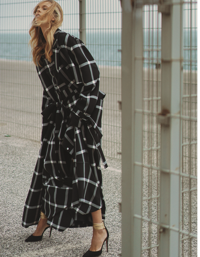 FOTO 7
Esquadria perfeita | Lys Inger: casaco e vestido em lã, Inês Torcato. Sapatos em camurça e pele, Aquazzura. 
