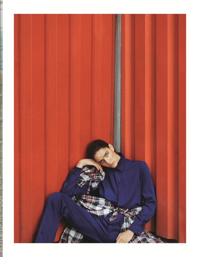 FOTO 8
Man(obra) de estilo | Catarina Santos: camisa e calças em poliéster, Luís Carvalho. Trench coat (à cintura) em lã, Alexandra Moura. 
