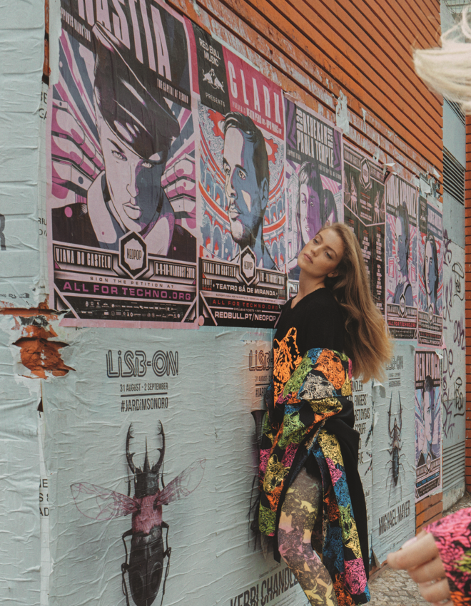 Feras urbanas | Maria Rosa: camisola em lã. Casaco em feltro de lã. Collants em microfibra. Tudo Alves/Gonçalves.
