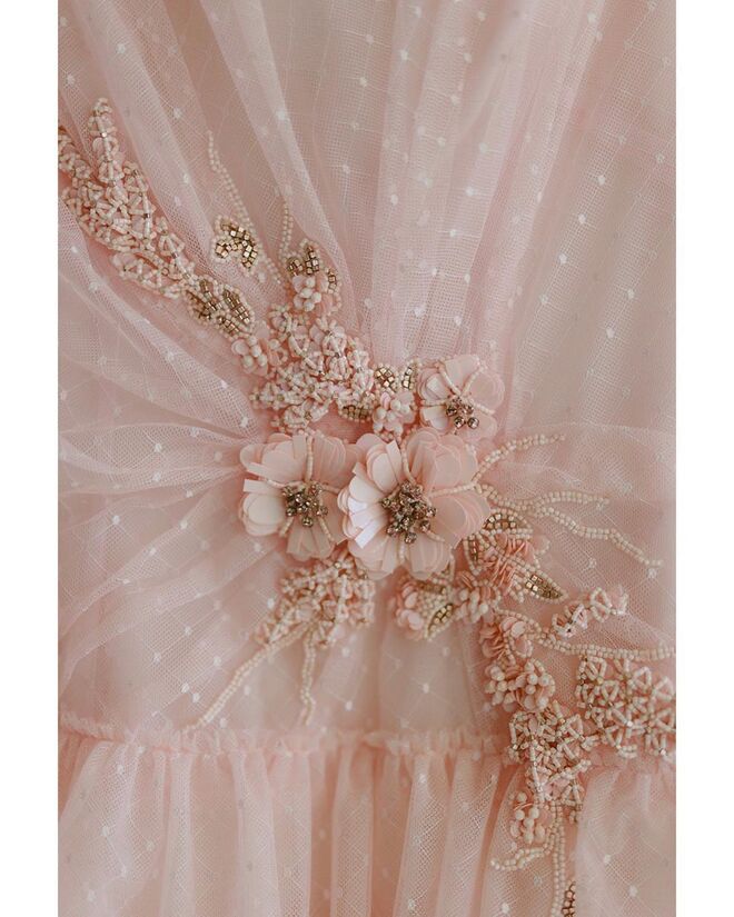 Detalhes do vestido de Mandy Moore