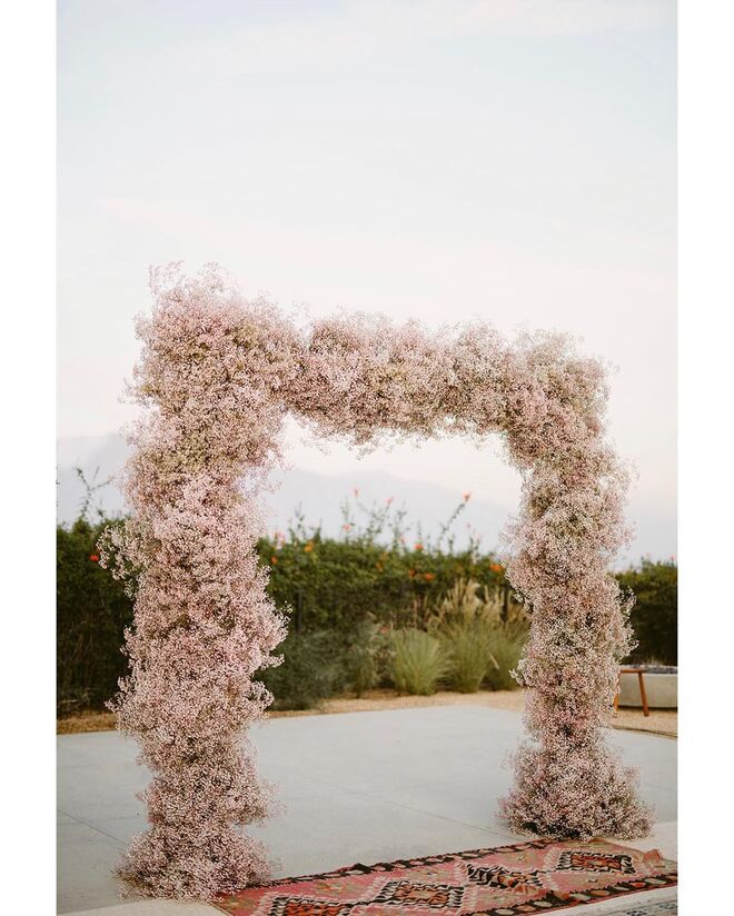 O altar decorado com flores 
