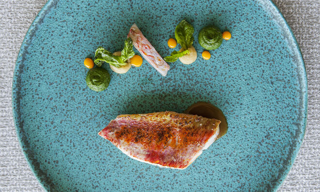 Salmonete com molho de limão e puré de pastinaca e espinafres