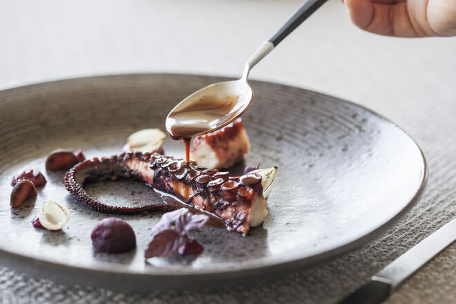 Polvo de Peniche com picle, puré de beterraba e cebola assada 