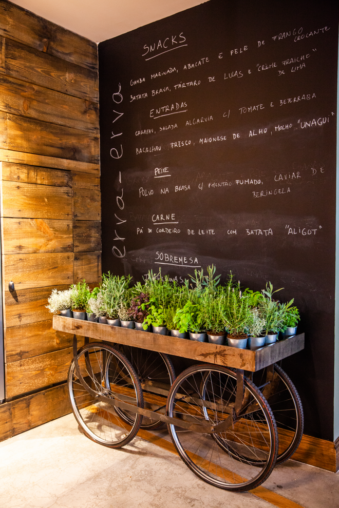 Carro de Ervas e Menu na Parede 