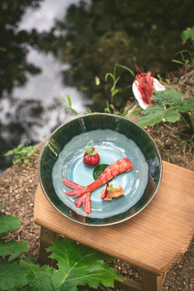 O carabineiro do Algarve e o seu gaspacho, com maçã, gel de coentros e um “falso tomate”, que na verdade é pimento recheado com camarão da Costa