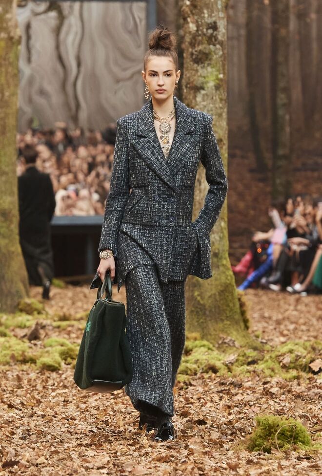 Blazer, €6810, calças, €3550, Chanel