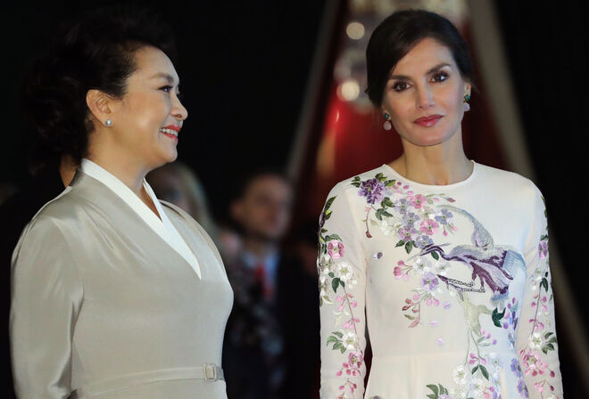 A rainha Letizia usou um vestido da Asos, que custa €99, para um evento com primeira-dama chinesa Lady Peng Liyuan, em Madrid