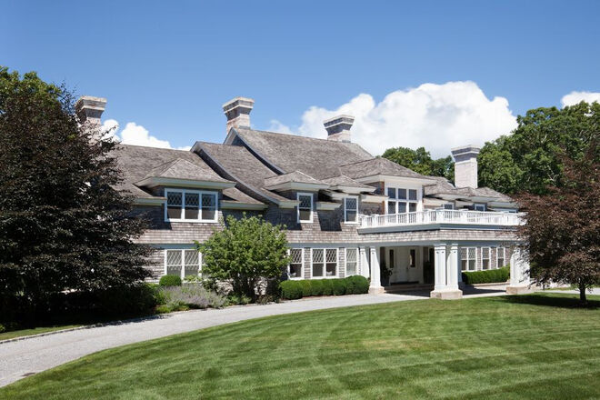 Beyoncé and Jay Z | Hamptons East Coast, Nova Iorque

Em East Hampton, Nova Iorque, a casa da dupla de cantores está avaliada em €23 milhões. Tem 12 mil metros quadrados, cinco quartos, sete casas de banho grandes e duas mais pequenas. Tem ainda um anexo para as visitas com com dois quartos e uma casa de banho. A estrutura original da casa, construída há 100 anos, foi desenhada pelo arquiteto Stanford White. A estértica característica da zona cruza-se com o estilo moderno dos dias de hoje. Nos interiores, destaque para o chão aquecido e para a tecnologia de reconhecimento automático dos proprietários. 