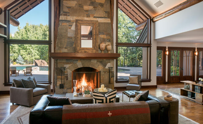 Bruce Willis | Idaho, EUA

Entre Hailey e Ketchum, no estado de Idaho a casa comprada em 2003 pelo ator de Die Hard tem cerca de 8400 metros quadrados, seis quartos e vistas de cortar a respiração. Apelidada de “casa de rancho”, tem ainda uma piscina exterior com escorregas típicos de parque aquático. Após reconstruir a moradia, o ator adicionou uma casa de hóspedes e um ginásio. Atualmente, a casa encontra-se à venda e Bruce Willis já diminuiu o preço pelo menos seis vezes, sem sucesso. Em 2011, o ator pedia €13 milhões pela propriedade.