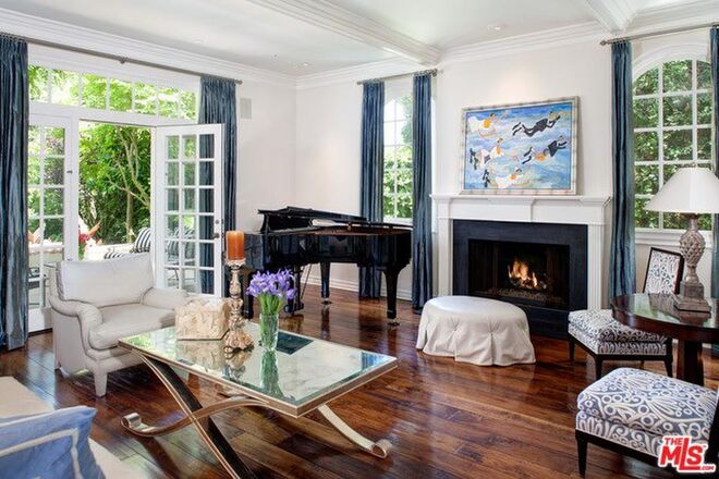 James Corden | Brentwood, Los Angeles

O famoso apresentador do “Late Late Night Show”, James Corden, tem a sua nova casa finalmente pronta. Com um quarto dedicado à produção de conteúdos, piscina, spa, ginásio, lareira e jardins incríveis, o britânico de 39 anos mudou-se recentemente para a mansão avaliada em €8 milhões. Com cinco quartos e oito casas de banho, a propriedade está mais do que preparada para receber Corden, a mulher e os três filhos.