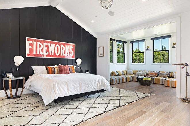 Joe Jonas | Sherman Oaks, Califórnia 

Após ficar noivo da atriz Sophie Turner, Joe Jonas decidiu colocar à venda a sua “FarmHouse” em Sherman Oaks por €5 milhões, adquirida em 2016. Durante um período de tempo, Joe partilhou casa com o seu irmão mais novo, Nick Jonas. Esta casa e quinta luxuosas têm cerca de 5600 metros quadrados e contam com quatro quartos e seis casas de banho.