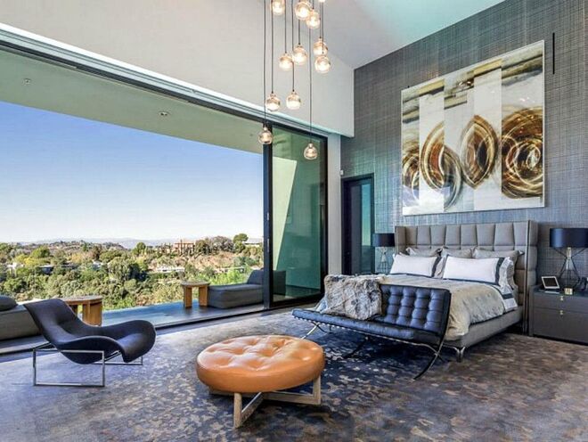 John Legend e Chrissy Teigen | Los Angeles, Califórnia

O cantor e compositor John Legend e a sua mulher Chrissy Teigen transformaram a casa originalmente desenhada por Don Stewart em 1960 numa propriedade futurista com uma vista panorâmica para a cidade. Misturando um estilo chique e moderno com detalhes mais descontraídos casual, a primeira casa do casal em Los Angeles está avaliada em €15 milhões e tem 8520 metros quadrados, cinco quartos e oito casas de banho. 