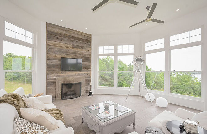 Justin Bieber e Hailey Baldwin | Wellington County, Ontario

Casados de fresco, o casal decidiu comprar uma casa em Wellington County, no Canadá, a terra natal do cantor Justin Bieber. Para primeira aquisição, a escolha foi uma mansão de quase €5 milhões com 836 metros quadrados, com cinco quartos (cada um deles com casa de banho privada), uma adega, cinema, ginásio, sala de jogos, uma pista de corrida, um estábulo e um centro equestre. O casal vai poder acordar todos os dias a olhar para o Lago Puslinch, um dos mais conhecidos e bonitos da zona.