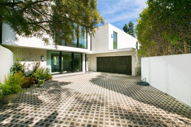 Kendall Jenner | Hollywood Hills, Los Angeles

Comprada o ano passado por Kendall Jenner ao ator John Krasinski, a mansão luxuosa de 3 pisos tem seis quartos, cinco casas de banho, piscina, terraço e um pátio grande criado pelo próprio Krasinski. Jenner viveu apenas durante um ano na casa uma vez que este foi o cenário de dois acontecimentos desagradáveis: um roubo de jóias e a perseguição de um fã até à propriedade. Kendall comprou a casa por cerca de €5 milhões, mas não se sabe por quanto a está a vendar.