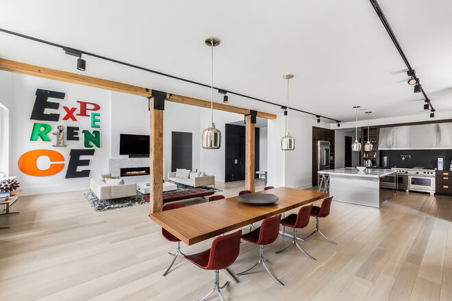 The Weeknd e Bella Hadid | Nova Iorque

Após rumores de separação, o casal não só voltou a aparecer junto como começou a partilhar casa. O apartamento no coração de Nova Iorque tem um aluguer de €52000 por mês e cerca de 460 metros quadrados. O casal tem como vizinhos Harry Styles, Justin Timberlake e a sua mulher Jessica Biel, Rebel Wilson e ainda Meg Ryan. 

