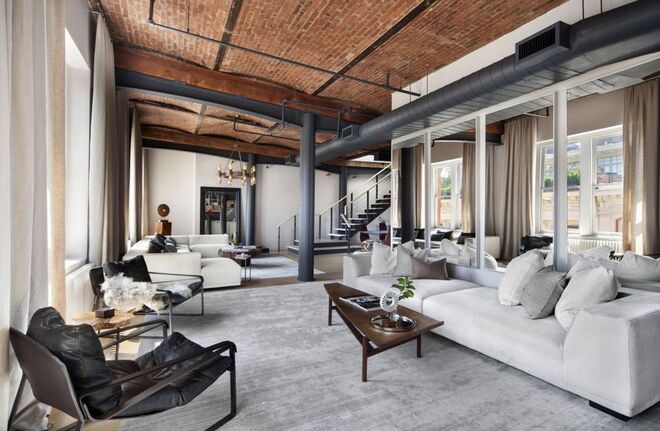 Zayn Malik | Soho, Manhattan 

Após ter terminado o seu relacionamento com Gigi Hadid, o cantor da banda One Direction comprou uma penthouse de luxo com quatro quartos e quatro casas de banho por quase €10 milhões. O apartamento localizado no bairro de Soho, está decorado com tons claros e tem divisões amplas. 

