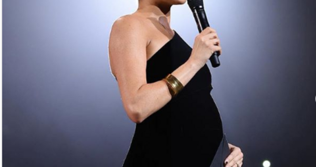 Meghan Markle apareceu de surpresa no palco dos British Fashion Awards para entregar o prémio de Melhor Designer Britânica a Clare Waight Keller, da Givenchy