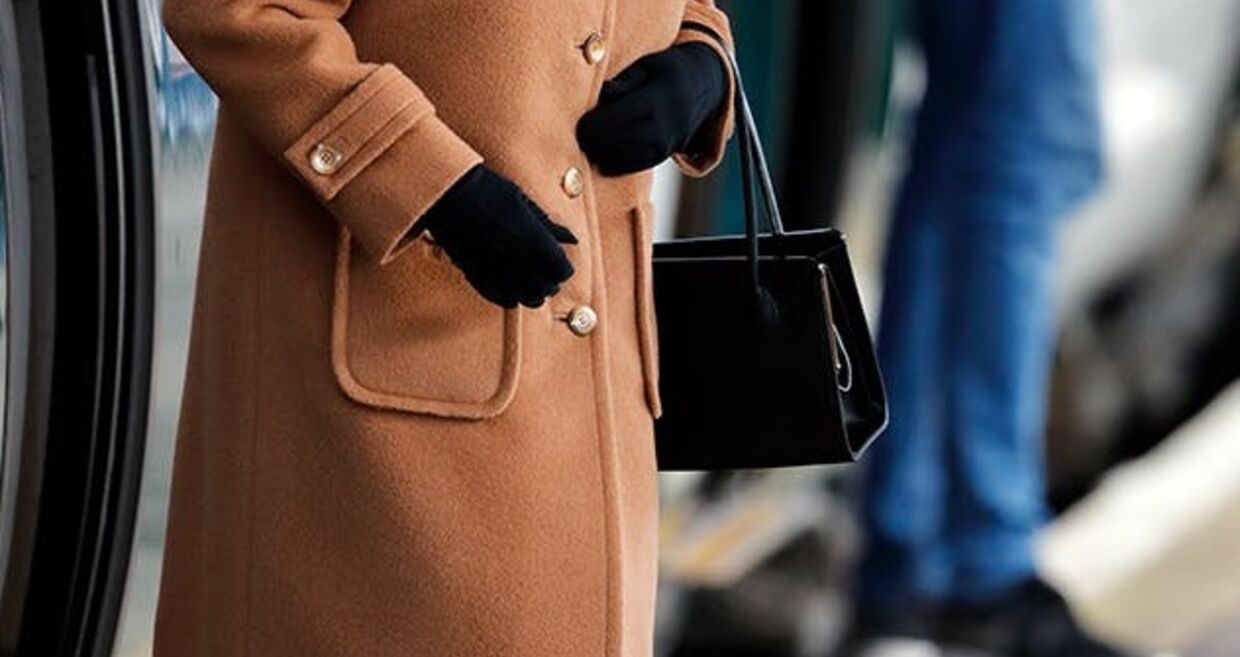 Rainha Isbaell II viaja de comboio (e com um lenço Burberry na cabeça)