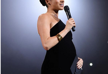 Meghan surpreende ao mostrar a barriga nos British Fashion Awards