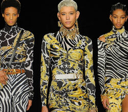 Versace traz de volta o melhor dos anos 90