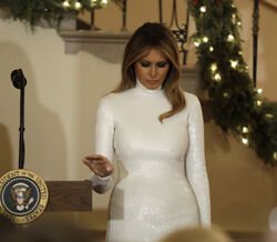 O look pouco convencional de Melania Trump