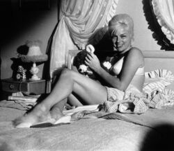 Celebridades icónicas fotografadas na cama