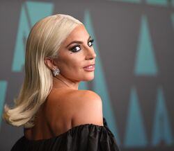 Lady Gaga lamenta ter trabalhado com R Kelly e promete não voltar a fazê-lo