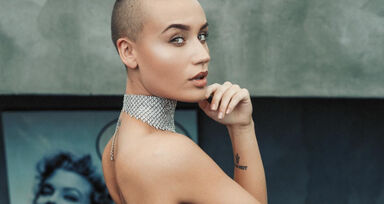 Esta é a primeira playmate da Playboy com a cabeça rapada