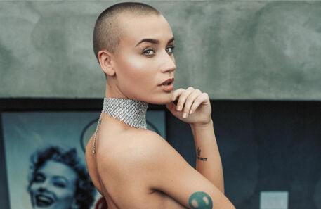 Esta é a primeira playmate da Playboy com a cabeça rapada